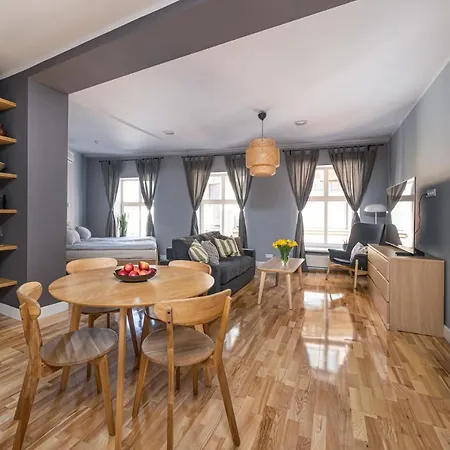 Romantic And Spacious In Old Town Apartment